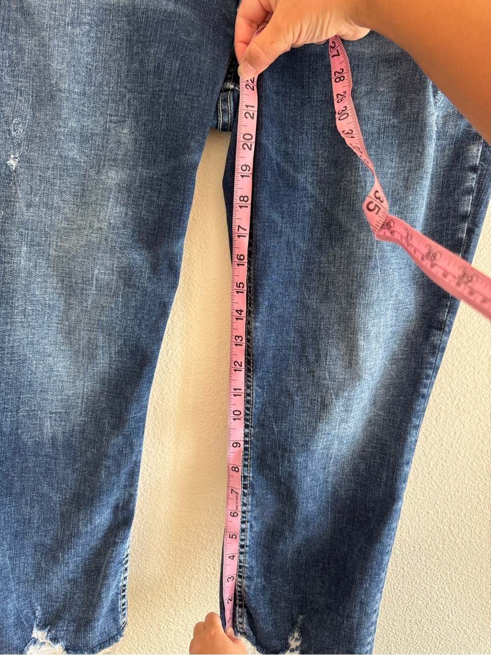 Silver Jeans Cropped Distressed Mid-Blue Capri Jeans - Picture 7 of 7